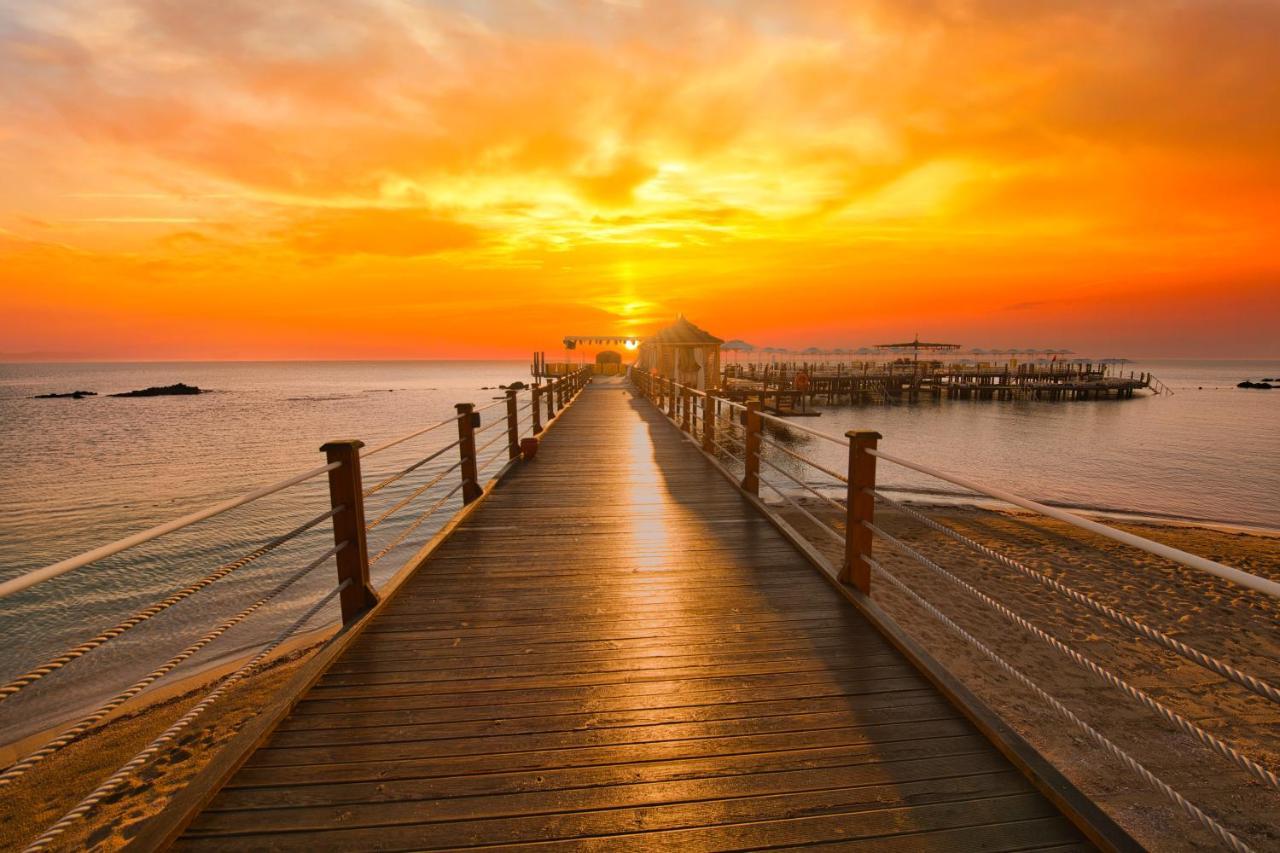 Salamis Bay Conti Resort Hotel & Casino Фамагуста Экстерьер фото Sunset at the pier